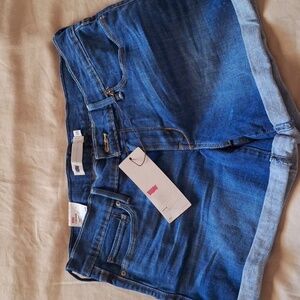 Levis ladies cuffed shorts size 7/28.  New.